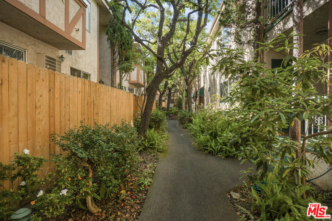 12030 Rochester Avenue, Unit 210 Los Angeles, CA 90025 - Photo 3 of 19