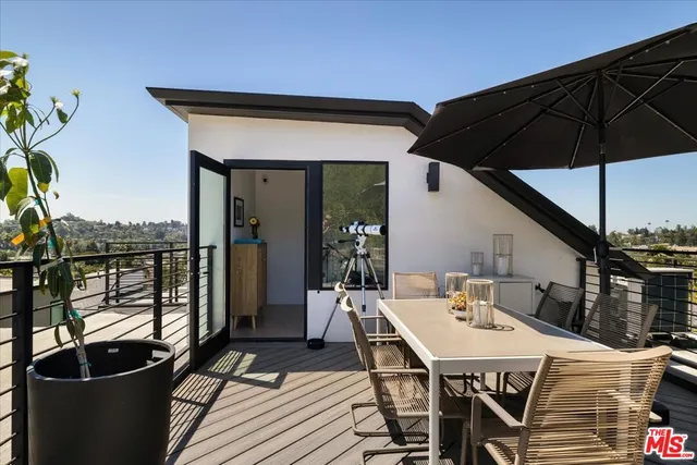 a view of a dinning table and chairs in patio