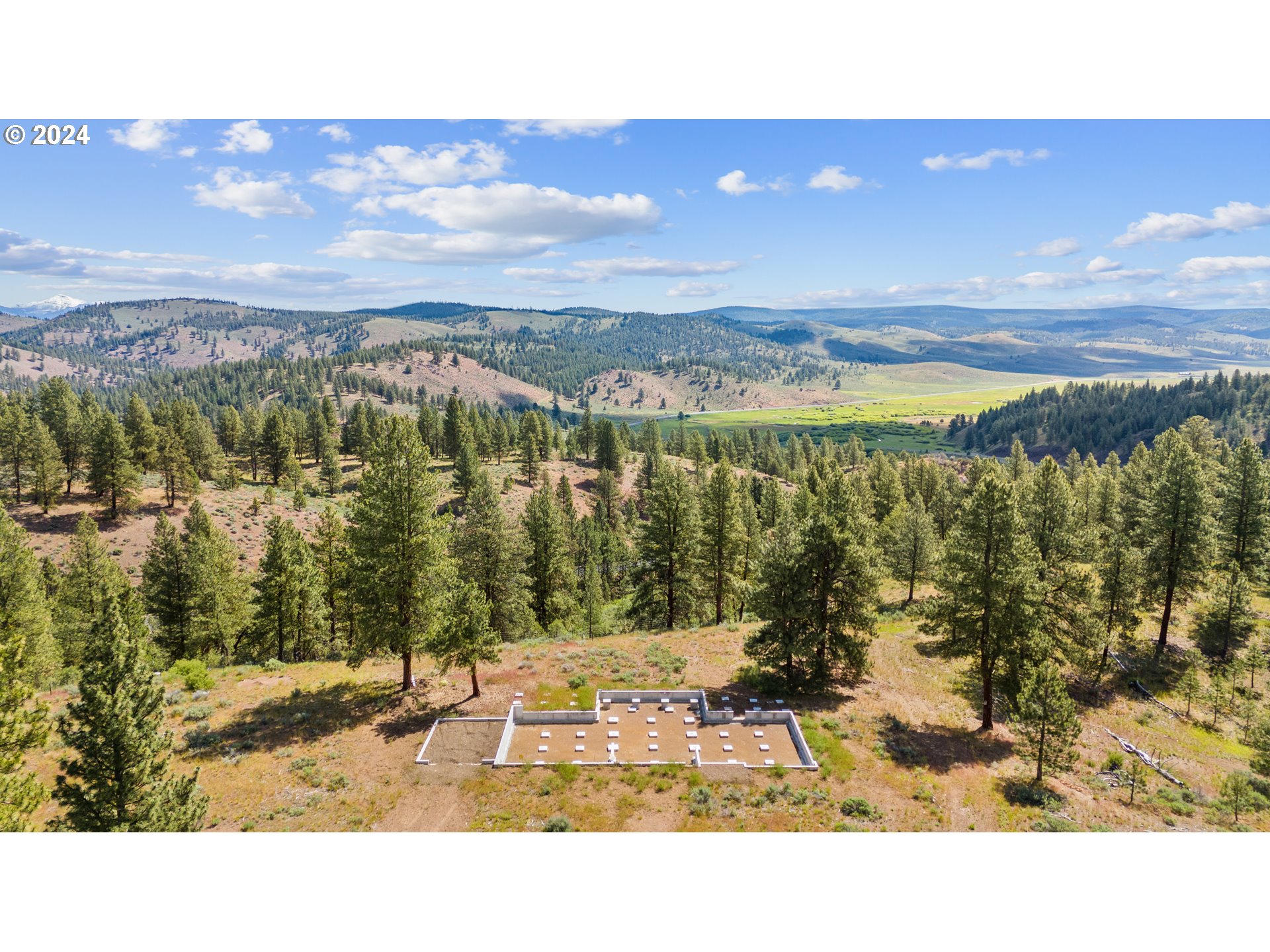 30169 Horseshoe Loop, Unit S15 Seneca, OR 97873 - Photo 2 of 9 a view of lake with mountain