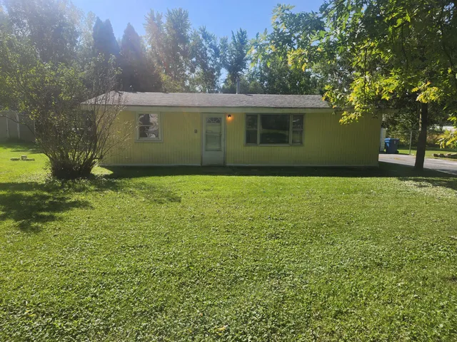 a view of a house with a yard