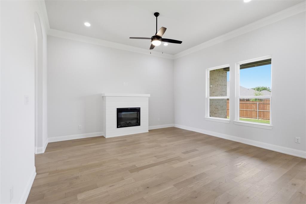 728 Raylan Springtown, TX 76082 - Photo 15 of 40