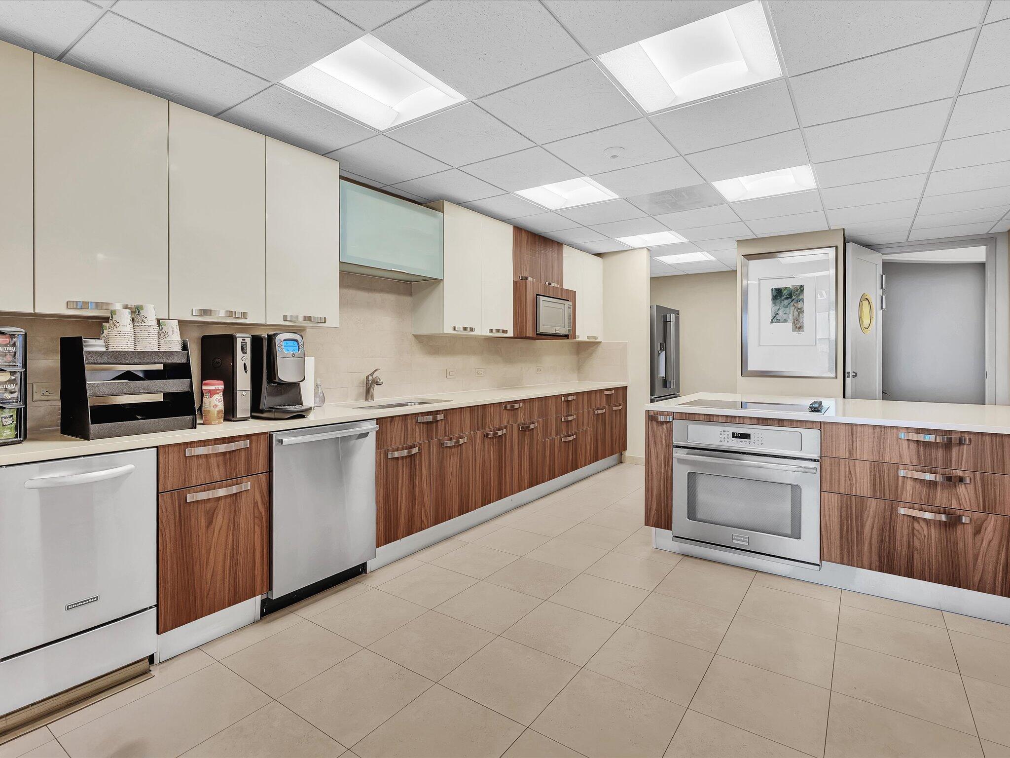 500 South Ocean Boulevard, Unit 909 Boca Raton, FL 33432 - Photo 55 of 101 COMMUNITY KITCHEN