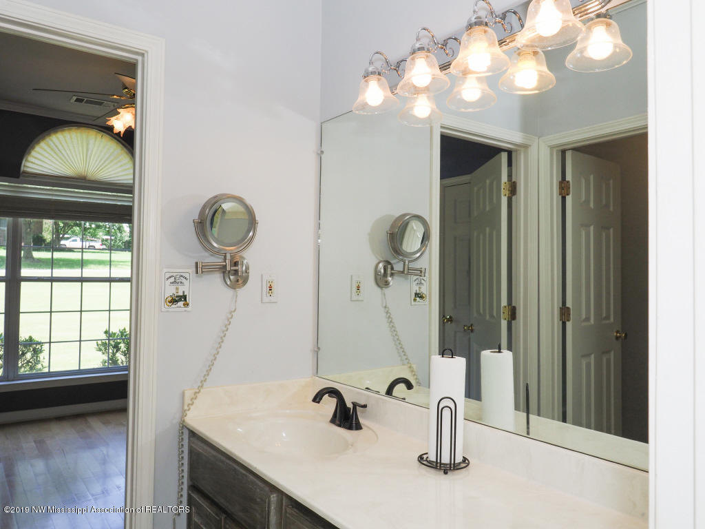 650 Oakley Road Senatobia, MS 38668 - Photo 22 of 57 Full Jack and Jill Bath
