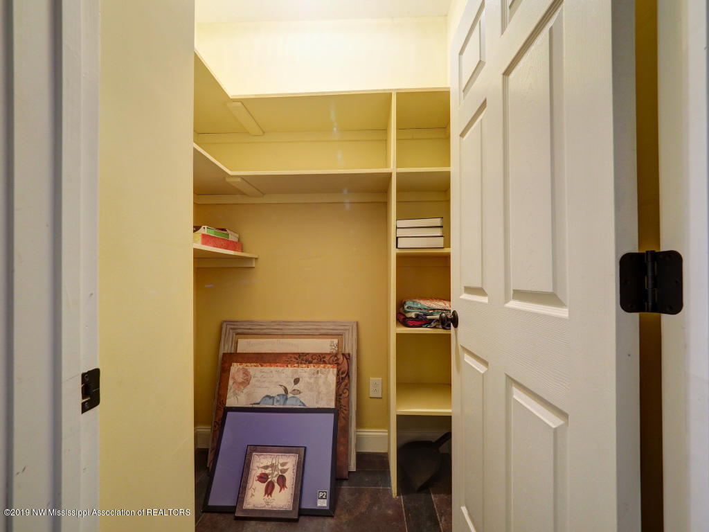 650 Oakley Road Senatobia, MS 38668 - Photo 26 of 57 Large Closet