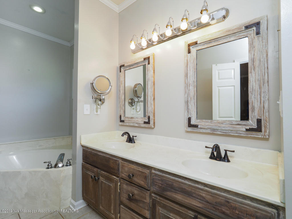 650 Oakley Road Senatobia, MS 38668 - Photo 27 of 57 Master Bath