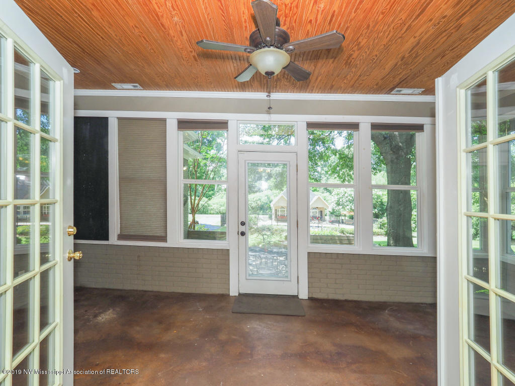 650 Oakley Road Senatobia, MS 38668 - Photo 34 of 57 Large Sunroom