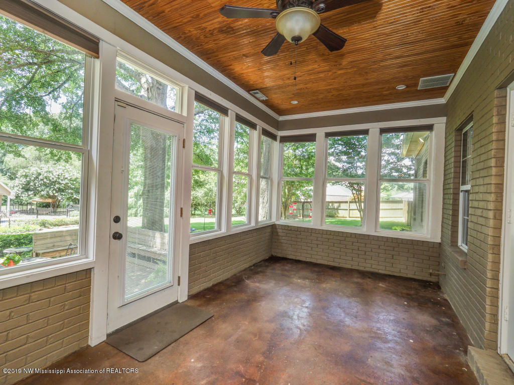 650 Oakley Road Senatobia, MS 38668 - Photo 35 of 57 Look at That Ceiling!