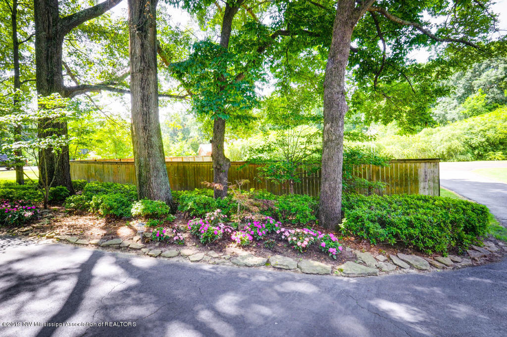 650 Oakley Road Senatobia, MS 38668 - Photo 7 of 57 Elaborate landscaping