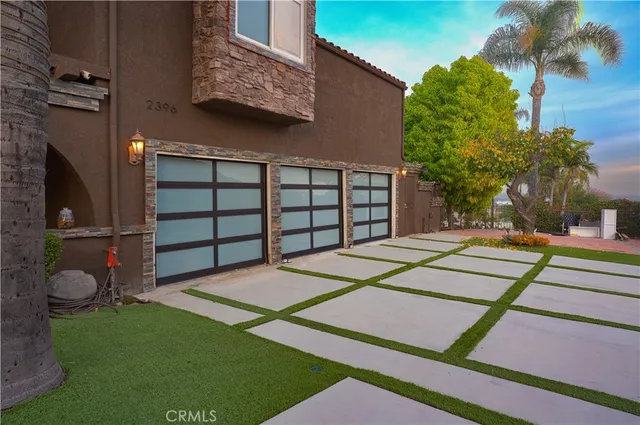 a view of a backyard