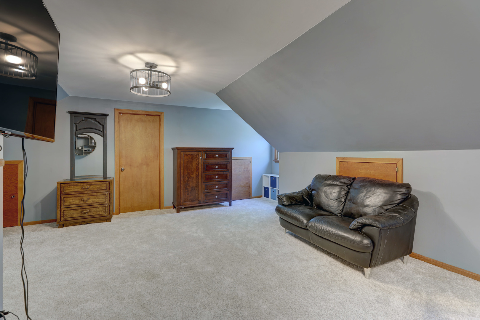 407 West Taylor Road Lombard, IL 60148 - Photo 19 of 33 a living room with furniture