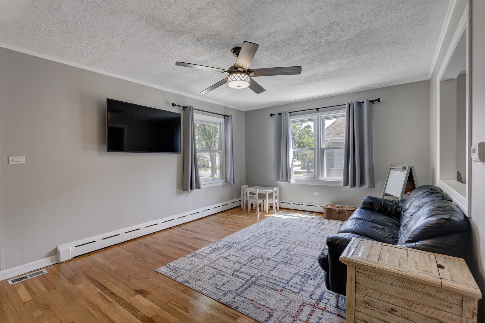 407 West Taylor Road Lombard, IL 60148 - Photo 5 of 33 a living room with furniture and a flat screen tv