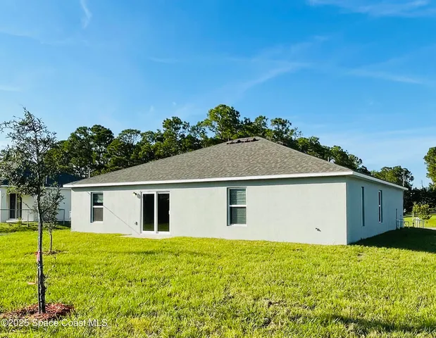 a view of a back yard of the house