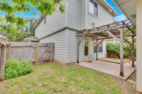 a view of a backyard