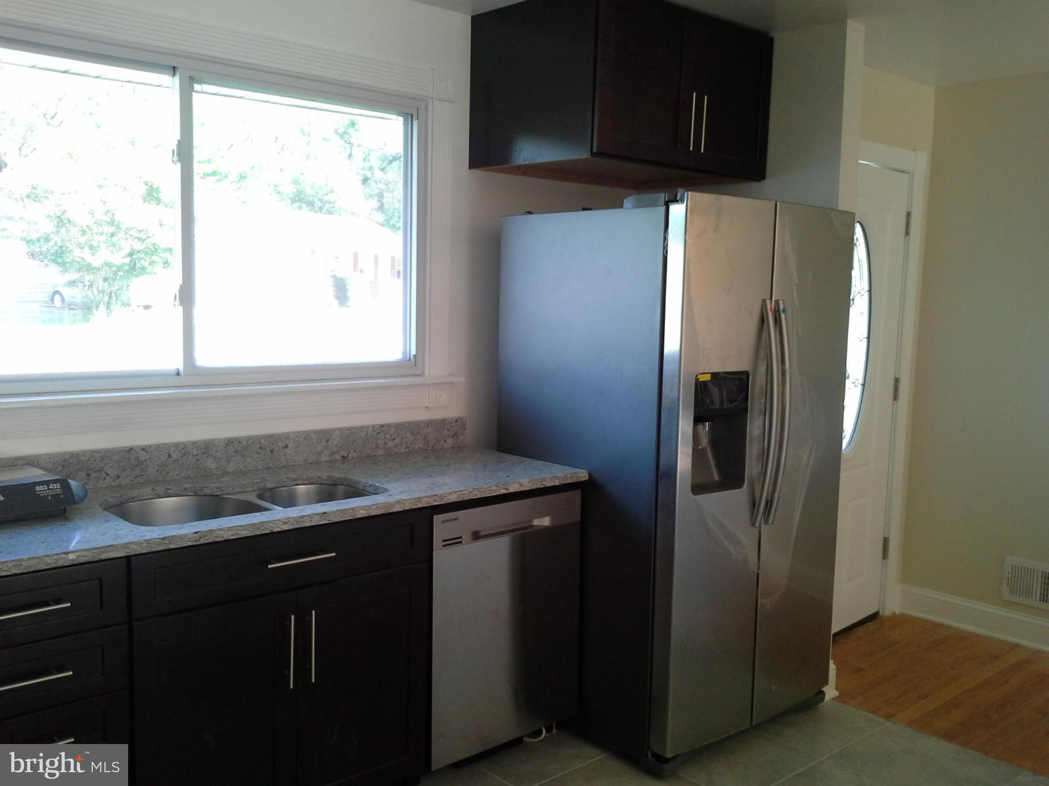 6217 Commons Road Baltimore, MD 21237 - Photo 11 of 30 Full complement of appliances and granite counters