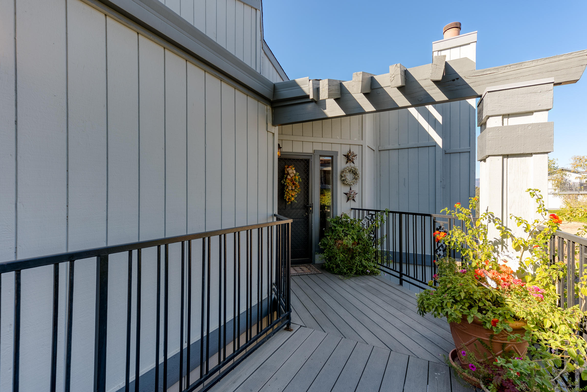 210 Ridgetop Drive Redding, CA 96003 - Photo 3 of 21 Trex entry