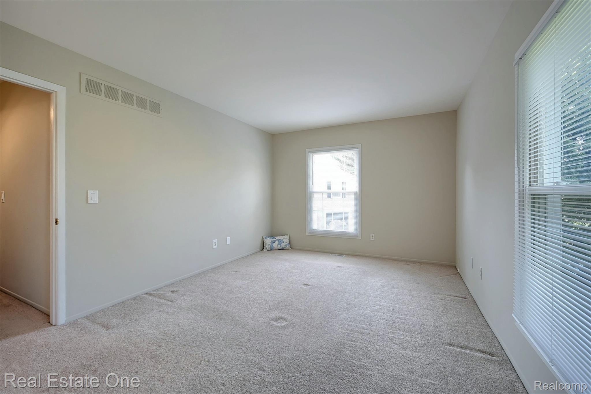 1360 Crescent Lane, Unit 304 Rochester, MI 48306 - Photo 18 of 41 Primary Bedroom