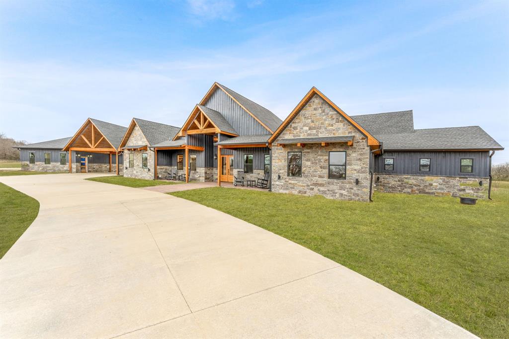 239 32507th Road Paris, TX 75460 - Photo 13 of 40 a front view of house with yard and green space