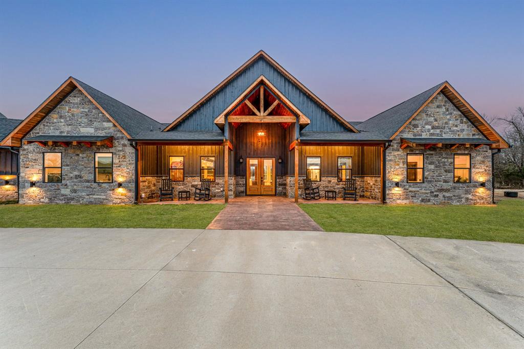 239 32507th Road Paris, TX 75460 - Photo 6 of 40 a front view of a house with a yard and garage