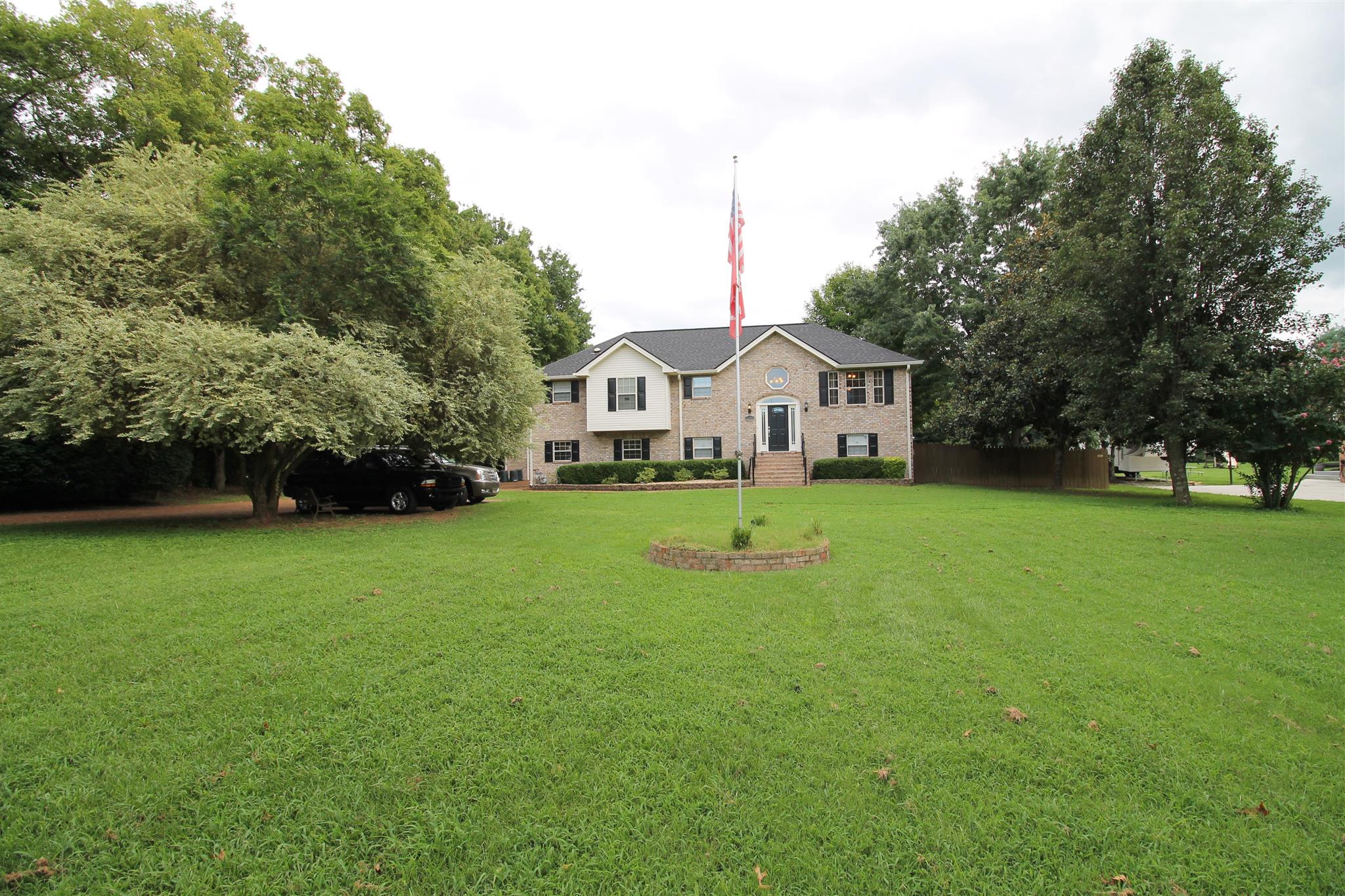 1539 West Harpeth Road Franklin, TN 37064 - Photo 3 of 30 a front view of house with garden