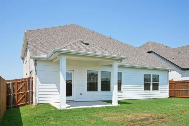 a view of a house with backyard