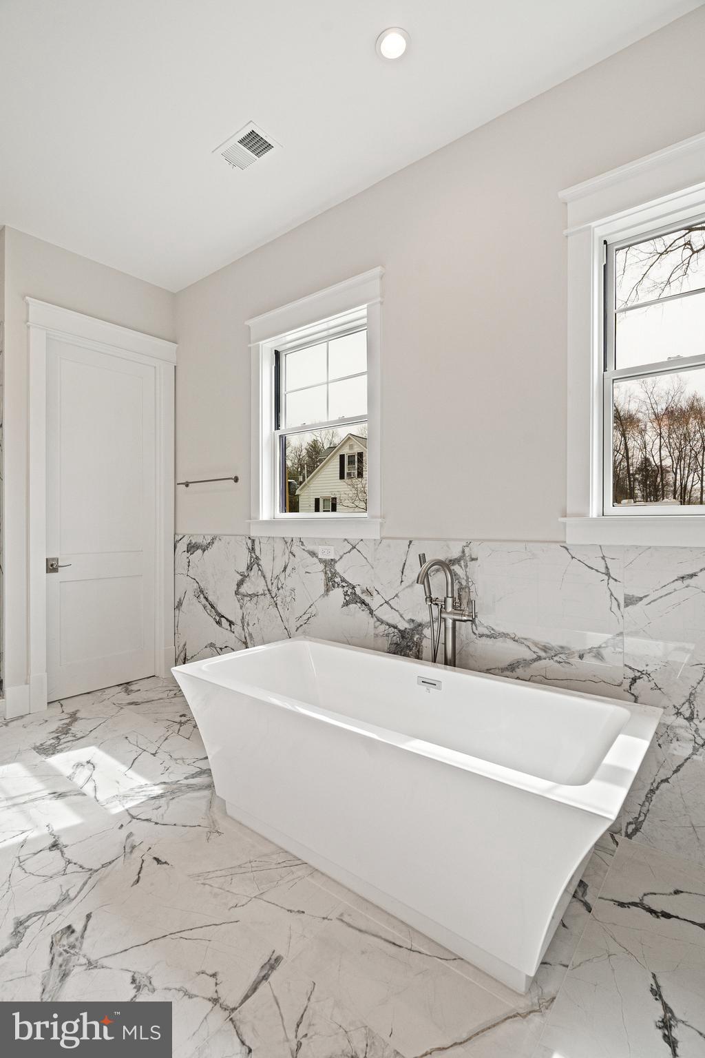 14801 Compton Road Centreville, VA 20121 - Photo 34 of 70 Primary Free Standing Tub