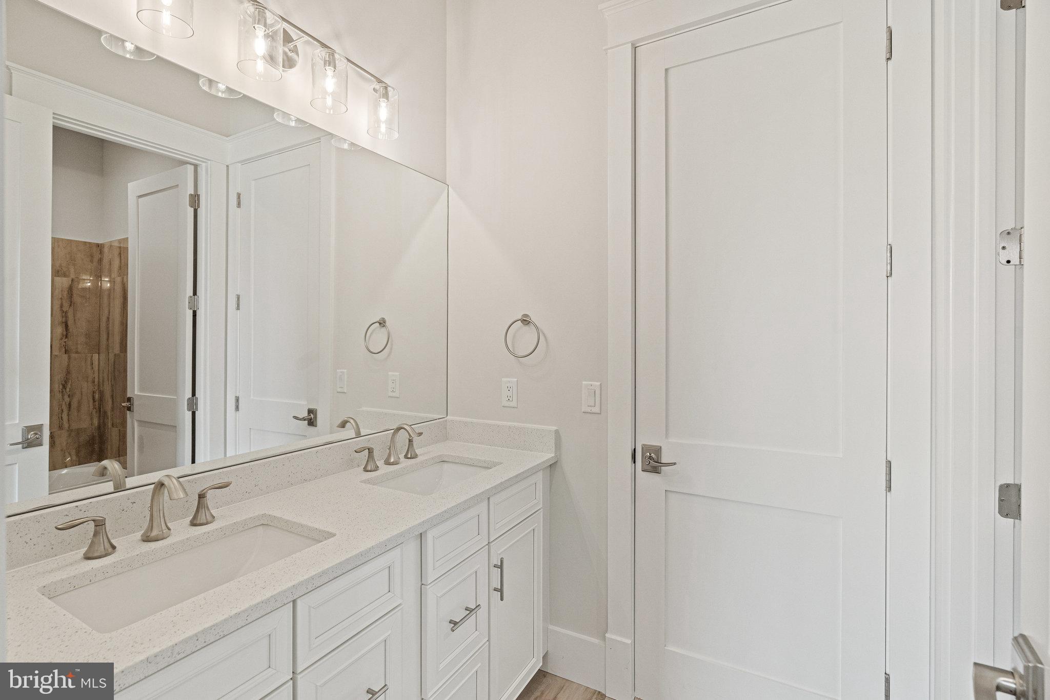 14801 Compton Road Centreville, VA 20121 - Photo 44 of 70 BR 3 & 4 Jack & Jill Bath