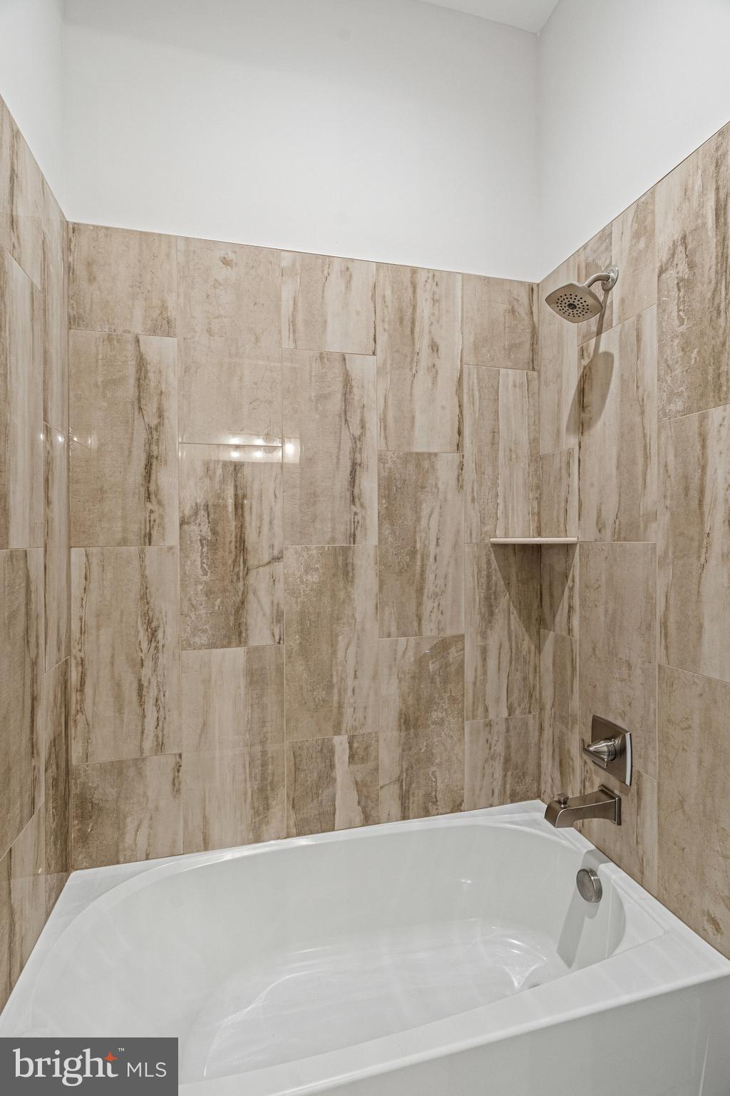 14801 Compton Road Centreville, VA 20121 - Photo 45 of 70 BR 3 & 4 Jack & Jill Bath