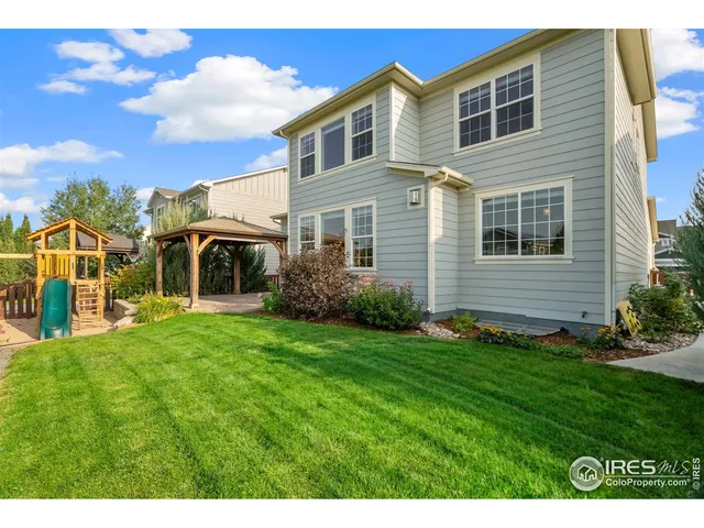 a view of a house with backyard