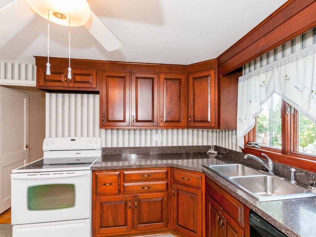 111 Brewster Road Waltham, MA 02451 - Photo 4 of 27