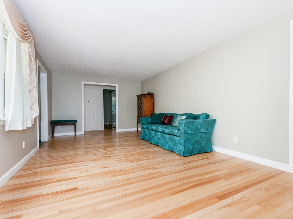 111 Brewster Road Waltham, MA 02451 - Photo 7 of 27