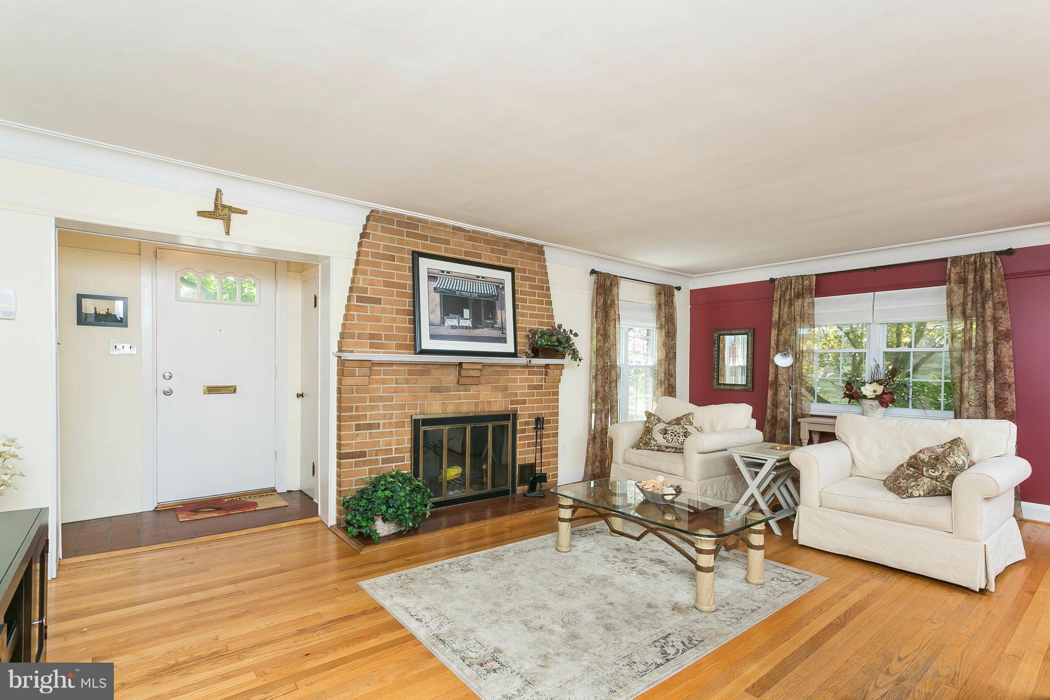806 Weatherbee Road Towson, MD 21286 - Photo 4 of 30 Living Room
