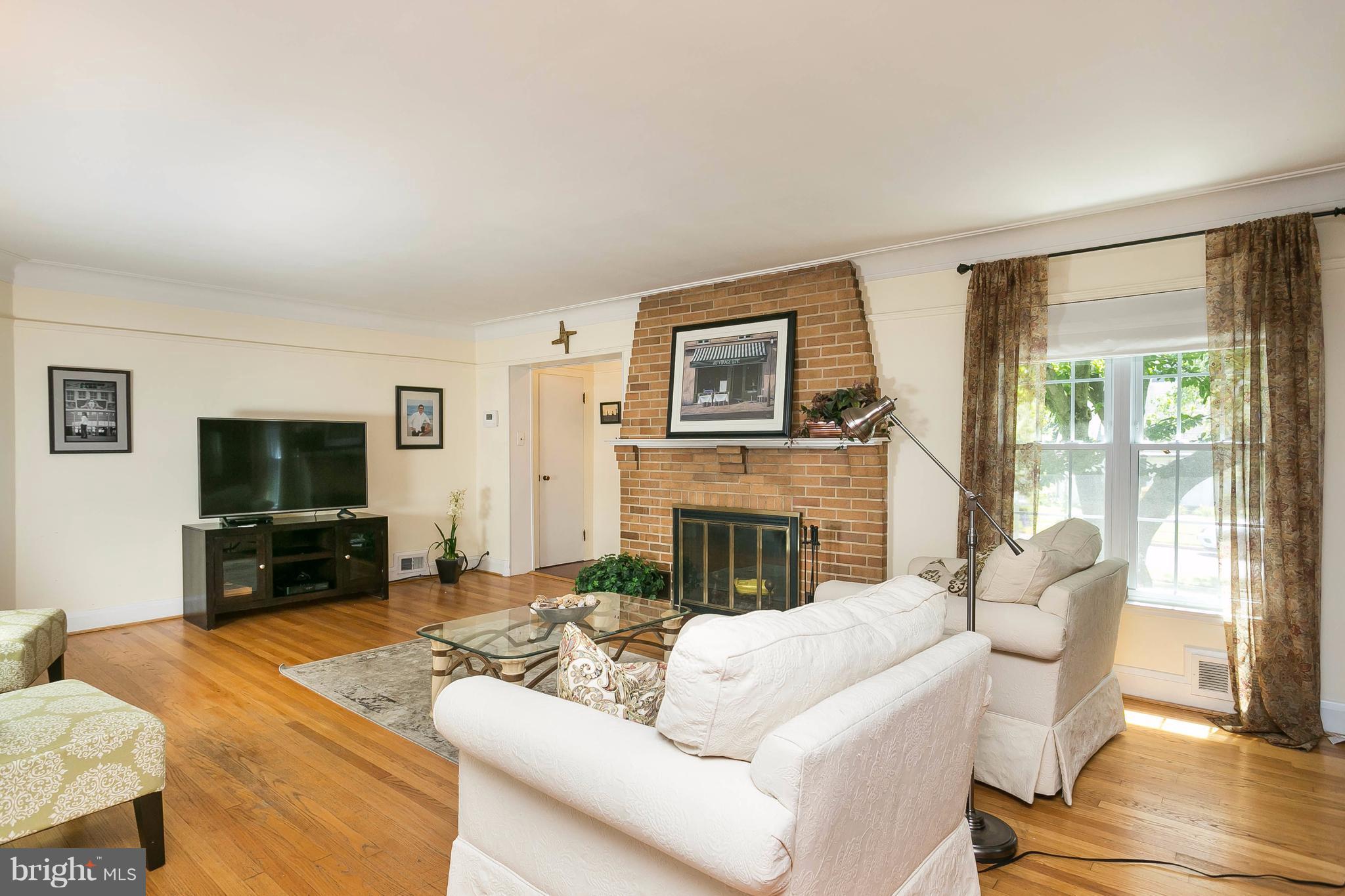 806 Weatherbee Road Towson, MD 21286 - Photo 5 of 30 Living Room