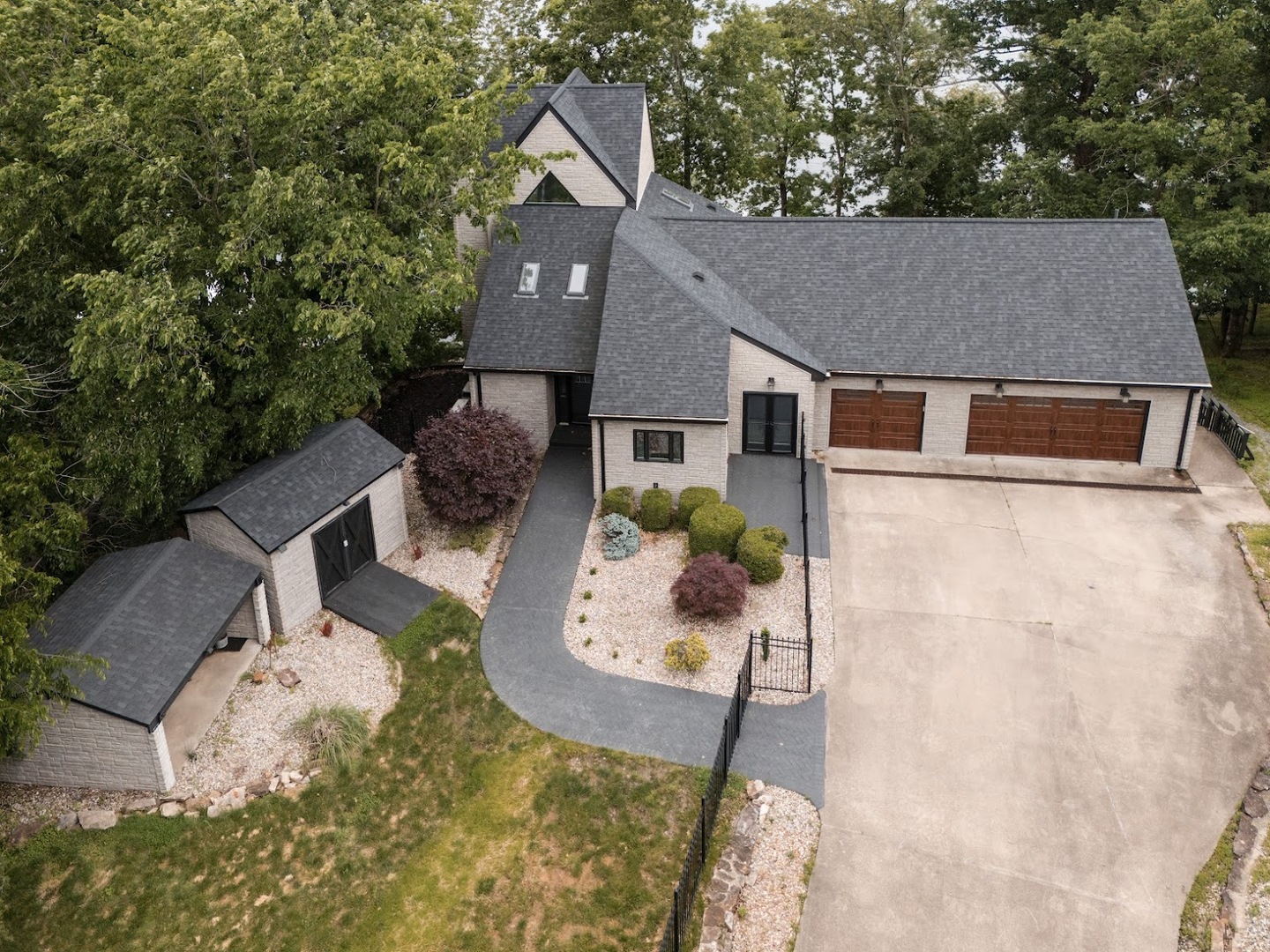 12225 Pebble Point Road Marion, IL 62959 - Photo 6 of 88 an aerial view of a house with yard