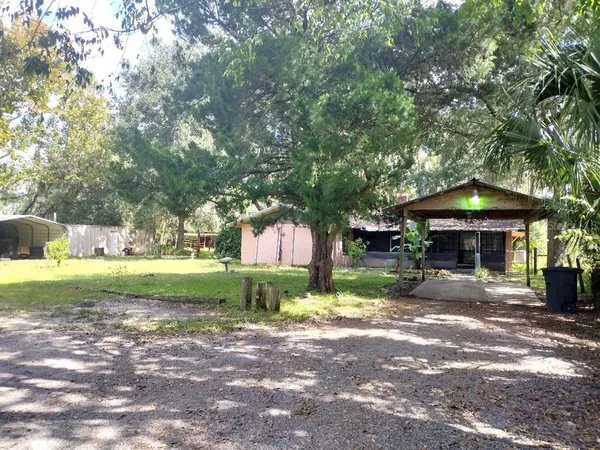 a view of a house with backyard and garden