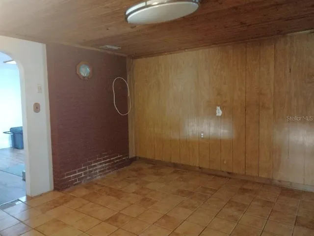 a view of room with shower