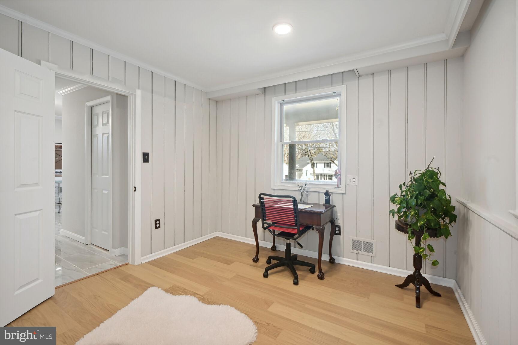 8516 West Howell Road Bethesda, MD 20817 - Photo 21 of 44 Library/ Study Room