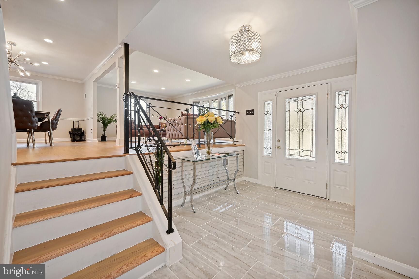 8516 West Howell Road Bethesda, MD 20817 - Photo 4 of 44 Foyer