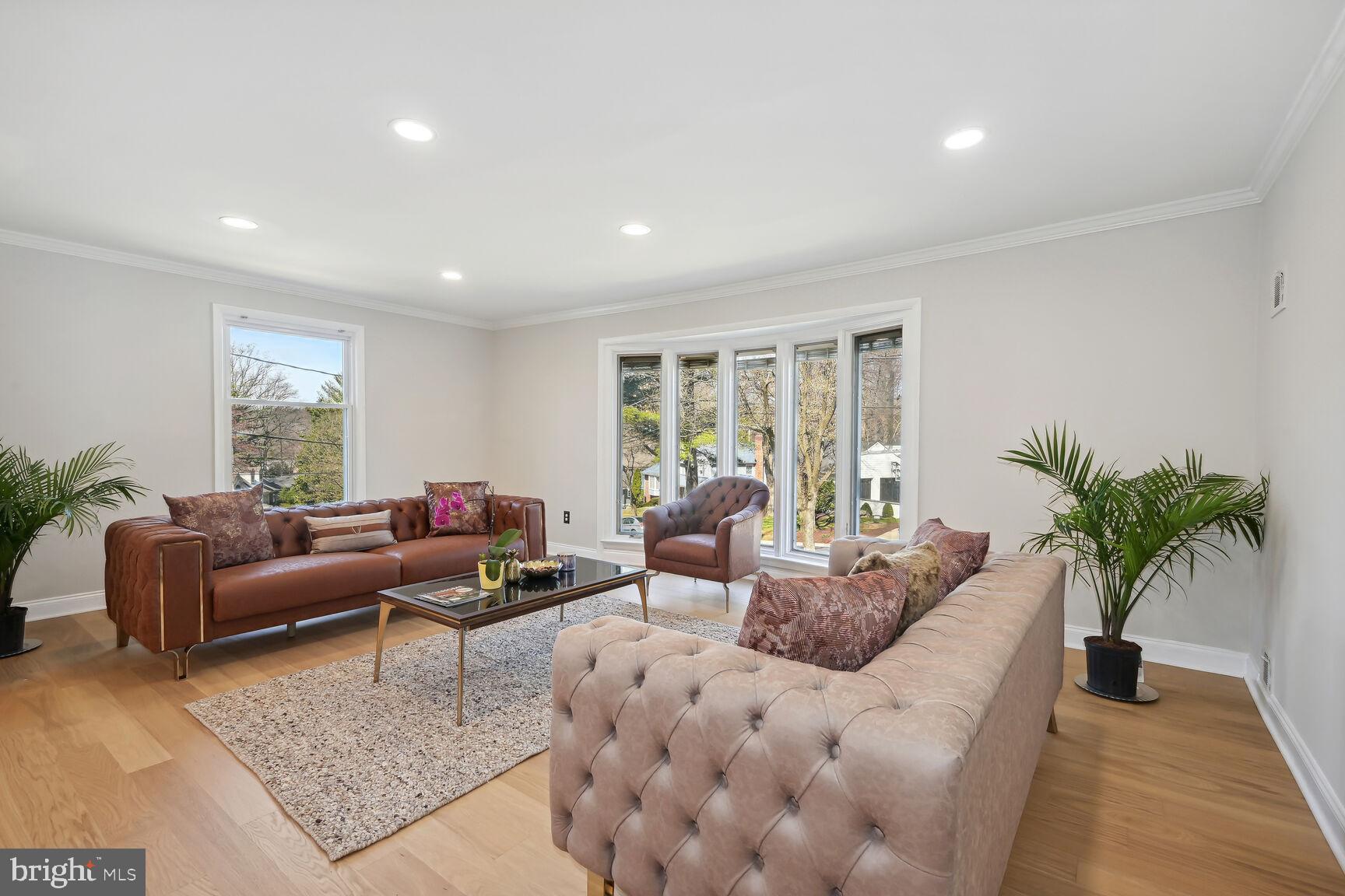 8516 West Howell Road Bethesda, MD 20817 - Photo 6 of 44 Bright Living Room