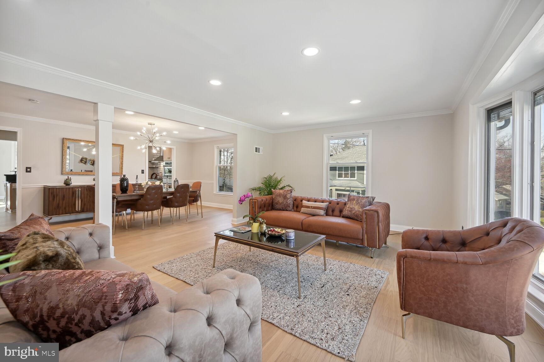 8516 West Howell Road Bethesda, MD 20817 - Photo 7 of 44 Specious Living Room