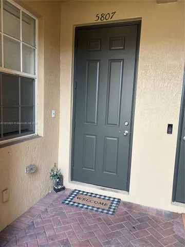 a view of an entryway of the house