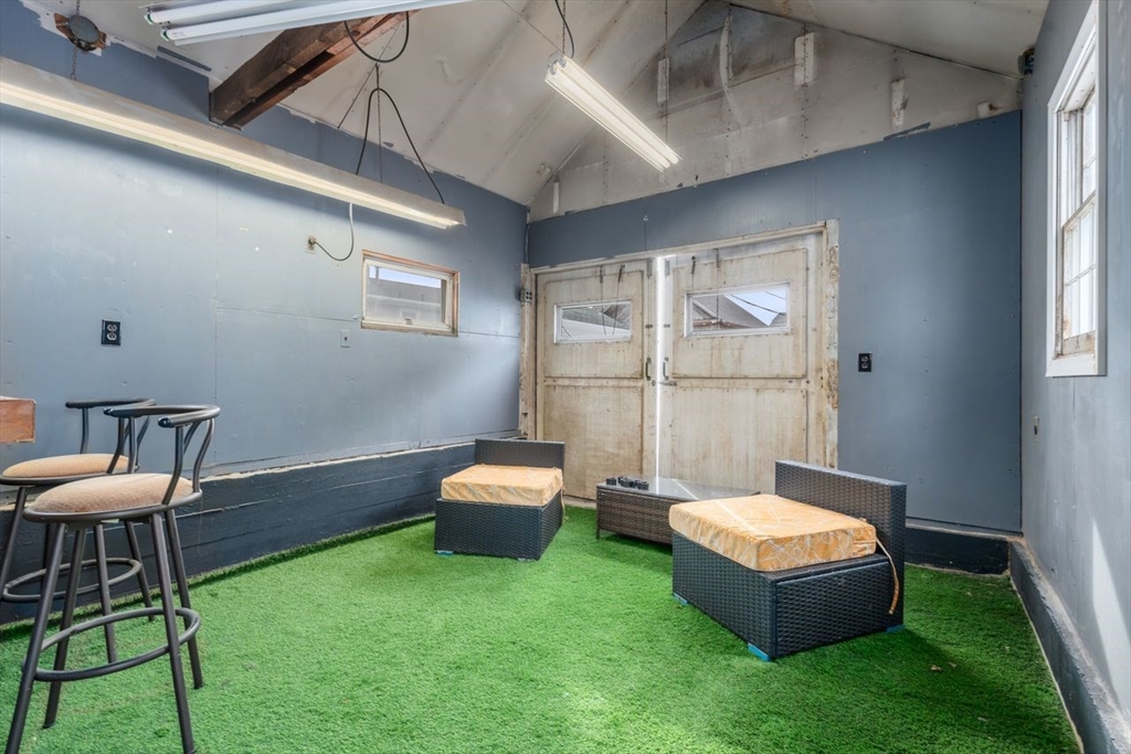 960 Shirley Street Winthrop, MA 02152 - Photo 31 of 38 a living room with furniture