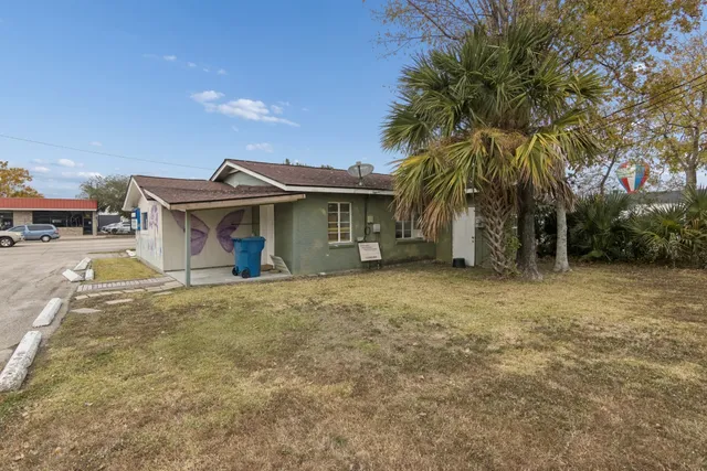 a view of a house with a yard and garage