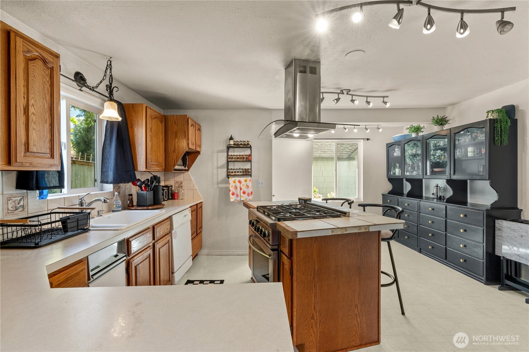 522 West 6th Street Aberdeen, WA 98520 - Photo 11 of 39 a kitchen with stainless steel appliances granite countertop a sink stove and refrigerator