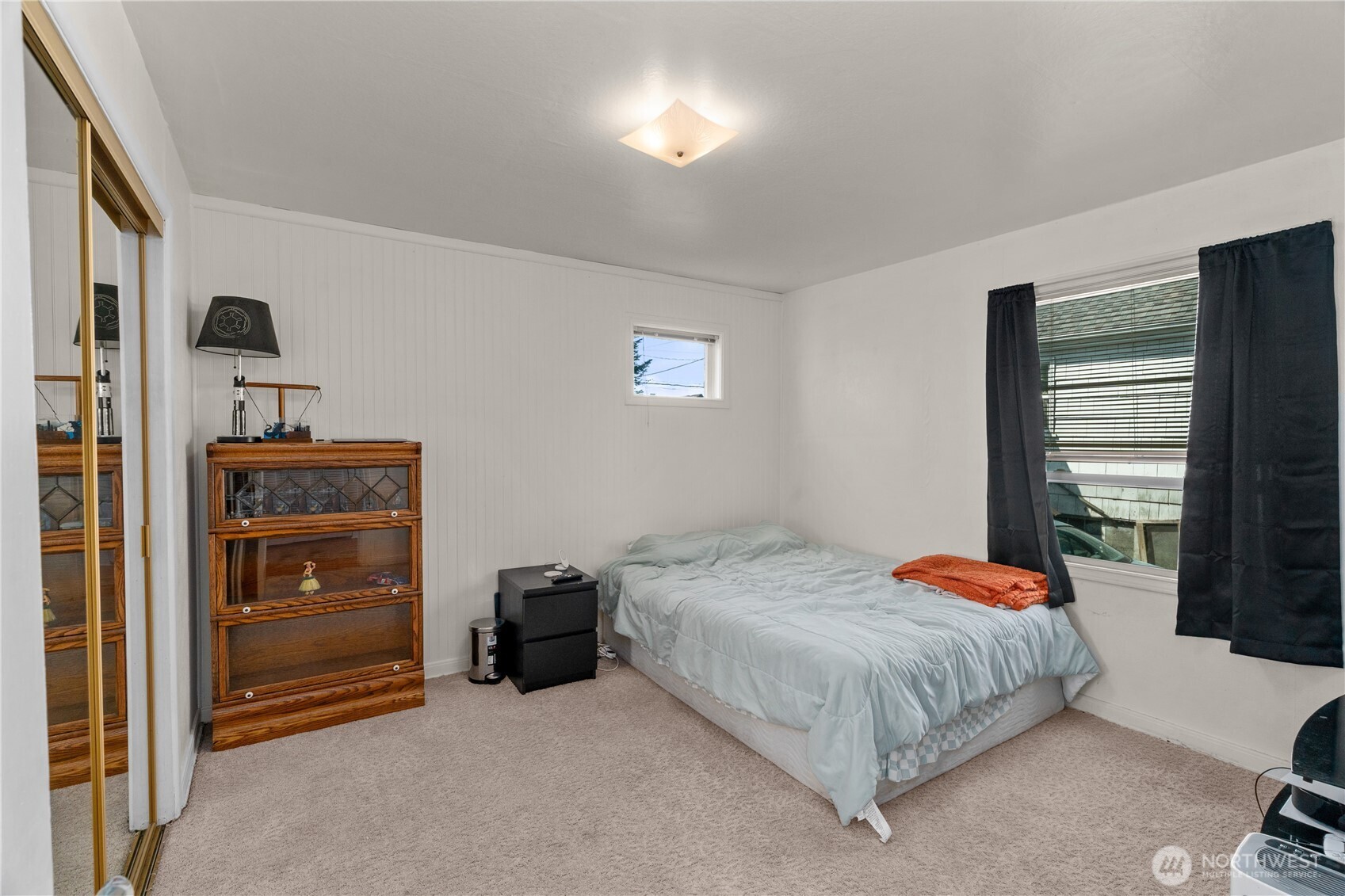 522 West 6th Street Aberdeen, WA 98520 - Photo 15 of 39 a bedroom with a bed and a closet
