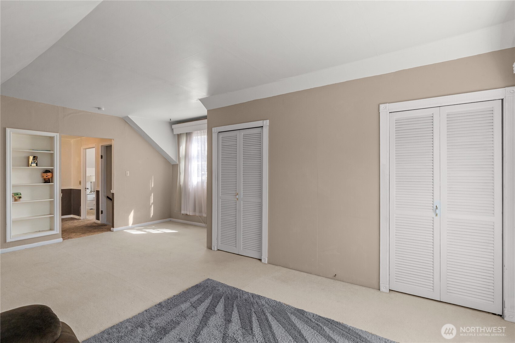 522 West 6th Street Aberdeen, WA 98520 - Photo 19 of 39 a view of a livingroom with wooden floor