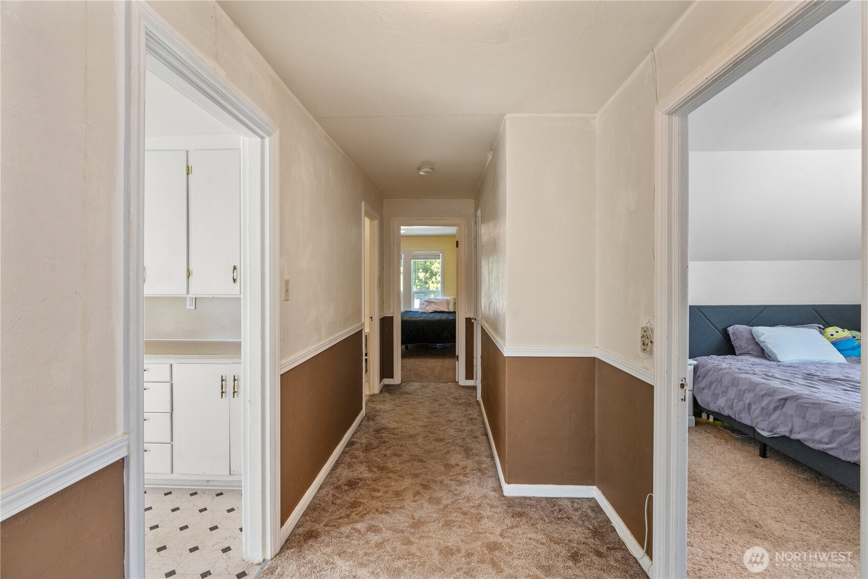 522 West 6th Street Aberdeen, WA 98520 - Photo 20 of 39 a view of bedroom and bathroom