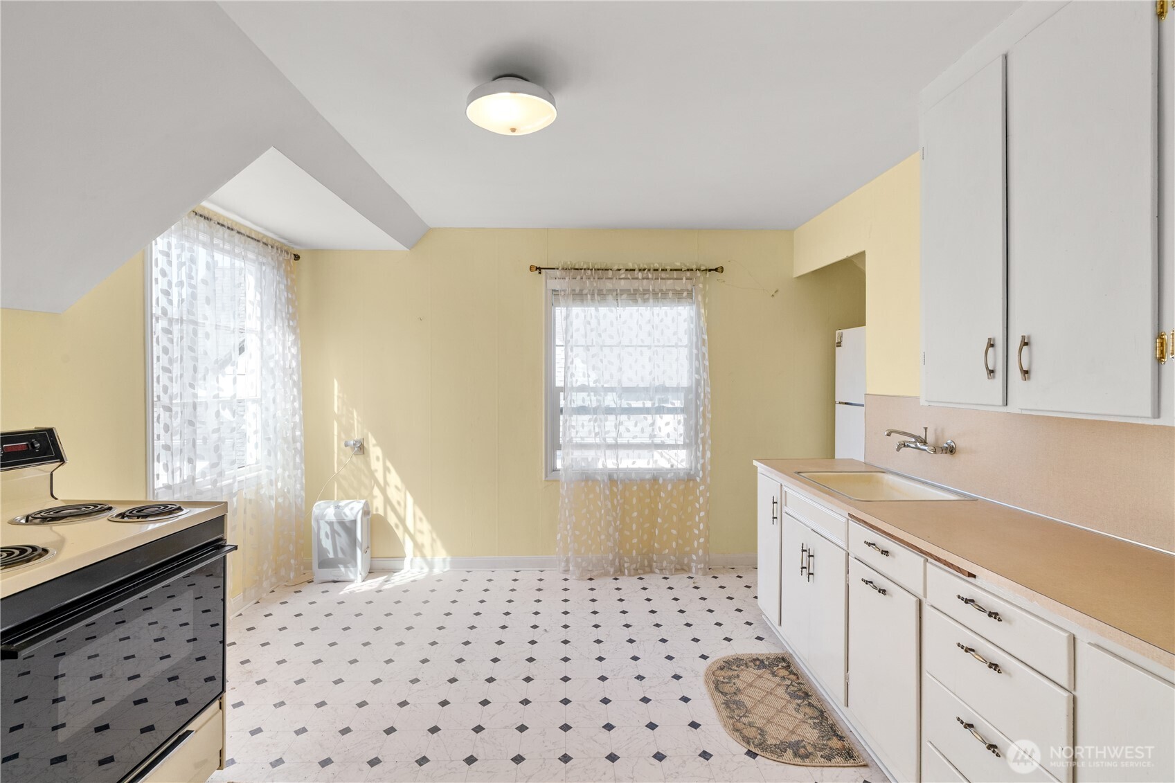 522 West 6th Street Aberdeen, WA 98520 - Photo 21 of 39 a kitchen with a sink a window and a counter top space