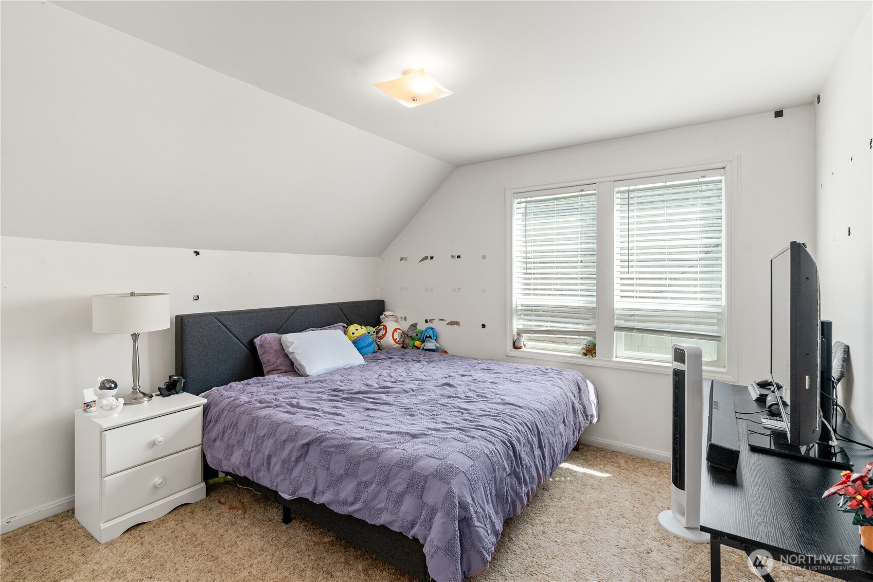 522 West 6th Street Aberdeen, WA 98520 - Photo 23 of 39 a bedroom with a bed flat screen tv and windows