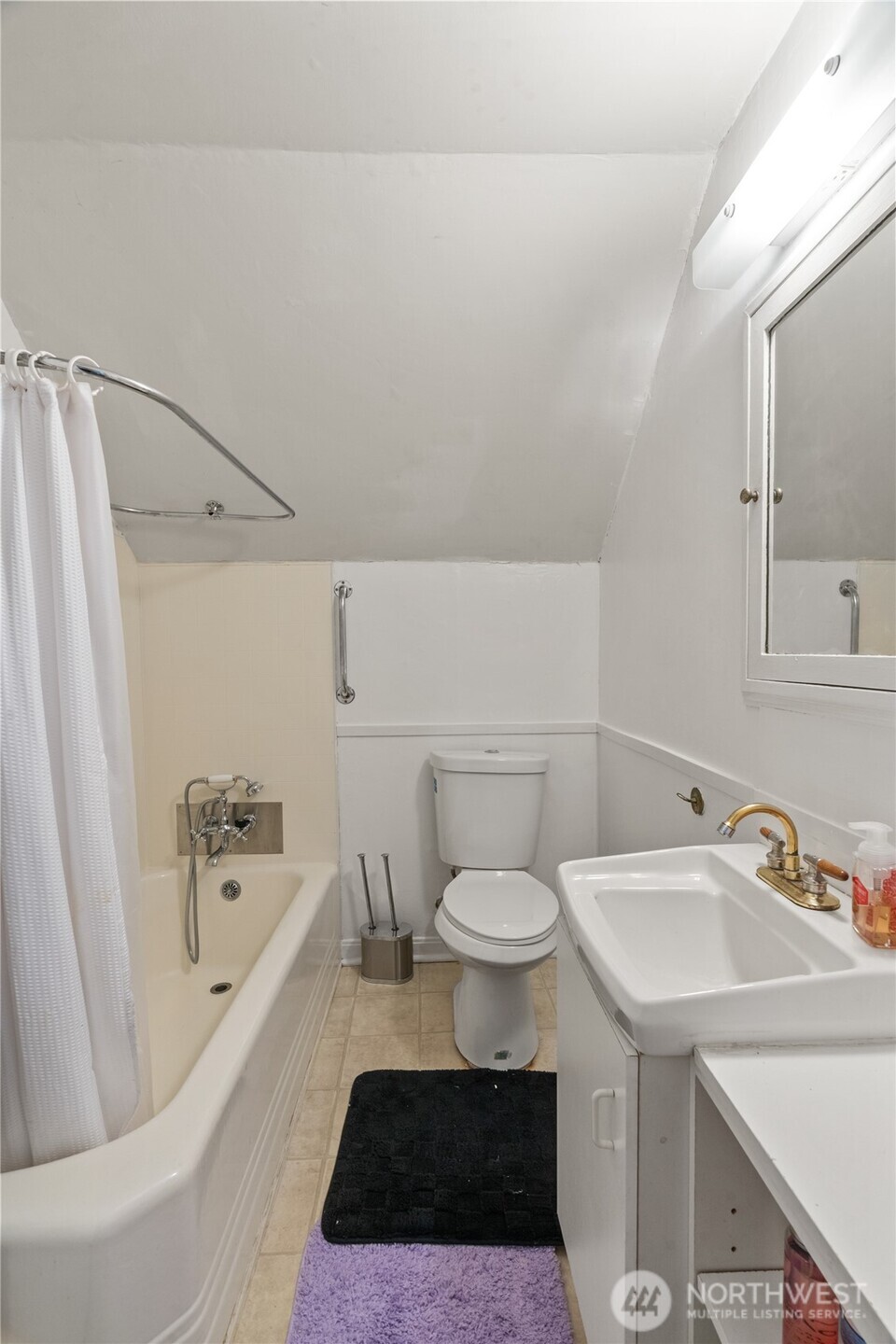 522 West 6th Street Aberdeen, WA 98520 - Photo 25 of 39 a bathroom with a sink a toilet and shower