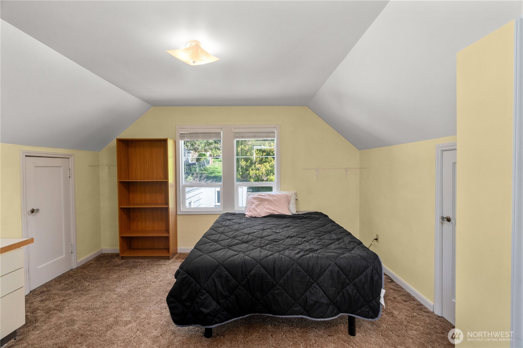 522 West 6th Street Aberdeen, WA 98520 - Photo 26 of 39 a bedroom with a bed and a window